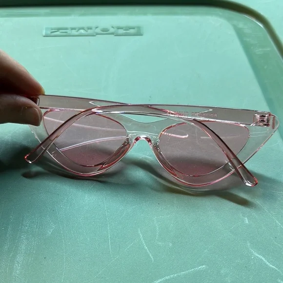 Retro Pink Cat-Eye Glasses with Modern Flair - Picture 2 of 2
